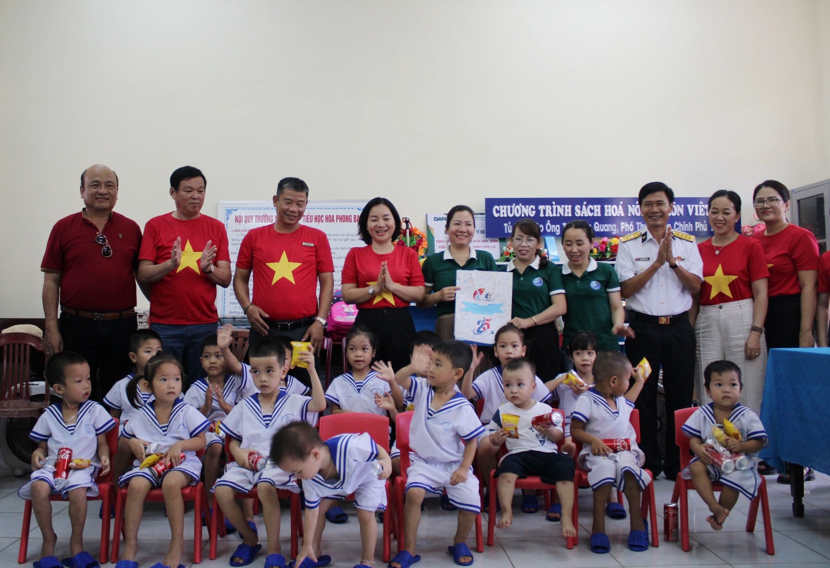 Đoàn công tác của Ban Chỉ đạo Công tác Thông tin đối ngoại tỉnh Bình Dương thăm, tặng quà giáo  viên và các  cháu đang học tại Trường Mầm non – Tiểu học Hoa Phong Ba.